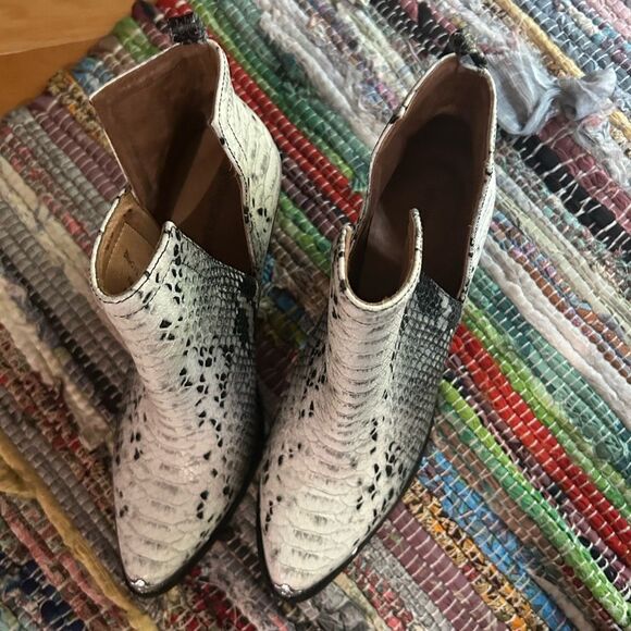 Jeffrey Campbell Black and White Snakeskin Ankle Booties Size 9 - Picture 10 of 16